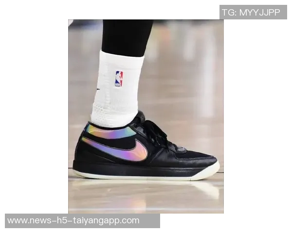 库里赛前训练穿上布克首款签名鞋Book1迎战太阳队展现默契配合