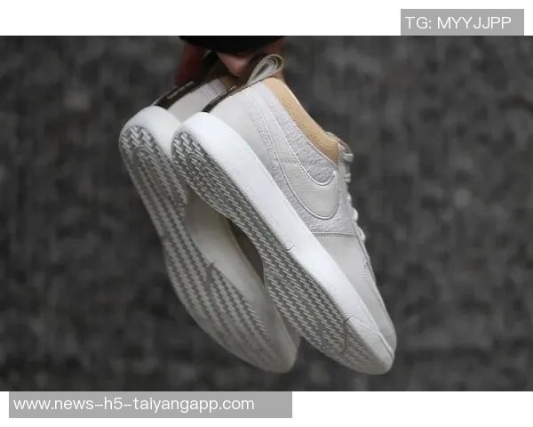 库里赛前训练穿上布克首款签名鞋Book1迎战太阳队展现默契配合